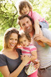 Foto: Parents Standing With Children In Field Of Summer Flowers Parents Standing With Children In Field Of Summer Flowers