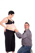 Papa misst den Umfang eines Babybauchs