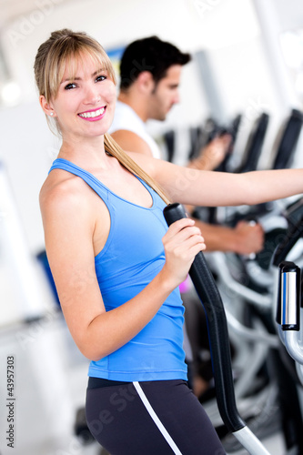 Foto: Woman training at the gym Woman training at the gym
