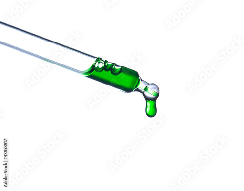 Photo: Pipette mit leuchtend grüner Flüssigkeit Pipette mit leuchtend grüner Flüssigkeit