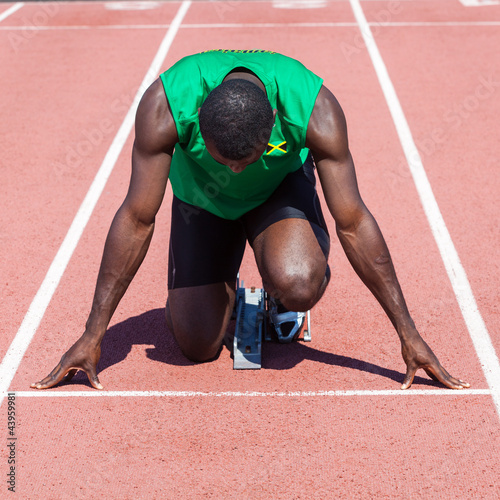 Foto: Male Track and Field Athlete before the Race Start Male Track and Field Athlete before the Race Start