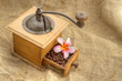 Photo: Café et fleur de frangipanier dans le titroi d'un vieux moulin Café et fleur de frangipanier dans le titroi d'un vieux moulin