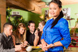 Foto: Junge Leute mit Bedienung essen in einem Thai Restaurant Junge Leute mit Bedienung essen in einem Thai Restaurant