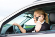 Foto: Junge Frau mit Telefon im Auto Junge Frau mit Telefon im Auto