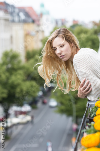 Foto: Frau am Balkon Frau am Balkon