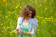 Photo: Frau auf einer Wiese Frau auf einer Wiese