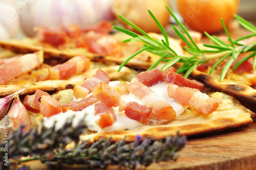 Photo: Elsässer Flammkuchen Elsässer Flammkuchen
