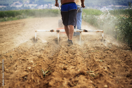 Photo: Pflügen mit Handarbeit Pflügen mit Handarbeit