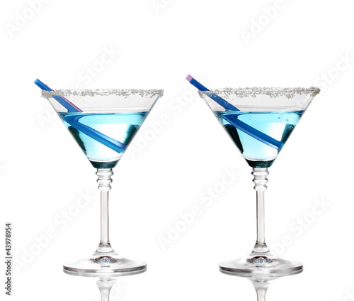 Foto: Blue cocktail in martini glasses isolated on white Blue cocktail in martini glasses isolated on white