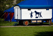 Zirkuszelt mit Wagen