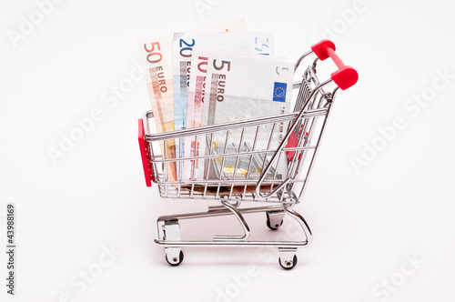 Foto: Euroscheine in einem Einkaufswagen Euroscheine in einem Einkaufswagen