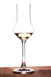 Glas mit Grappa im Gegenlicht