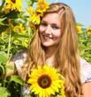 Sommer-Glück: Junge, blonde Frau in Sonnenblumenfeld