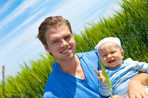 Foto: papa mit baby feld papa mit baby feld