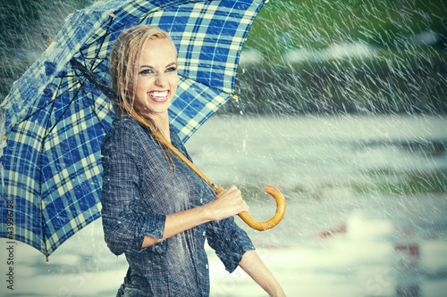 Foto: Beautiful girl with wet hair. Beautiful girl with wet hair.
