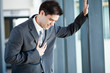 Foto: young businessman having heart attack or chest pain young businessman having heart attack or chest pain