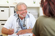 Freundlicher Arzt berät Patientin