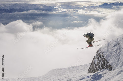 Photo: waghalsiger Sprung beim Skifahren waghalsiger Sprung beim Skifahren