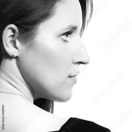 Photo: Junge Frau seitlich mit Blick nach rechts SW Junge Frau seitlich mit Blick nach rechts SW