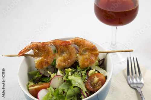 Photo: Garnarenspieß mit Salat Garnarenspieß mit Salat