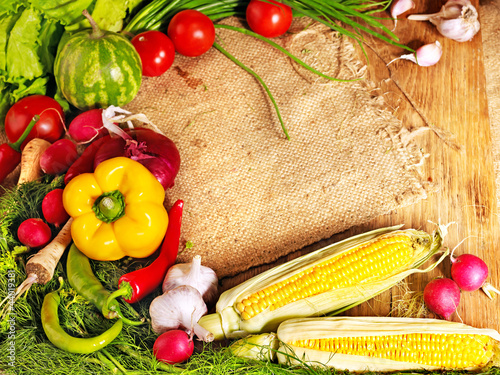 Foto: Vegetable on wooden boards. Vegetable on wooden boards.