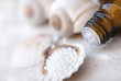 Homöopathische Globulis mit Muscheldekoration