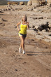 Foto: woman yellow tank run towards woman yellow tank run towards