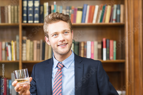 Photo: Mann mit Glas Cognac Mann mit Glas Cognac