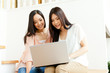 Foto: Beautiful young business women using a laptop. Portrait of asian Beautiful young business women using a laptop. Portrait of asian