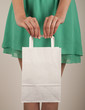 Foto: Holding paper bags Holding paper bags
