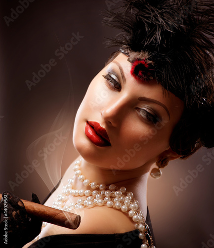 Foto: Retro Woman Portrait. Vintage Styled Girl With Cigar Retro Woman Portrait. Vintage Styled Girl With Cigar