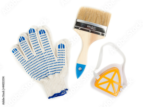 Foto: pair of cotton gloves, paint brush and a dust mask pair of cotton gloves, paint brush and a dust mask