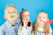 drei Kinder mit Tröten