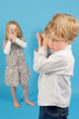 Foto: Kinder spielen mit Dosen und Schallwellen Kinder spielen mit Dosen und Schallwellen