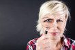 portrait frau mit lupe