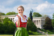 Junge Frau in Dirndl vor der Münchener Bavaria