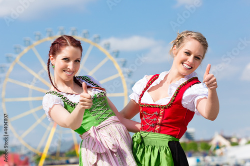 Foto: Junge Frauen in Dirndl auf Volksfest Junge Frauen in Dirndl auf Volksfest