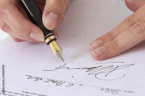 Photo: Signature d'un document Signature d'un document