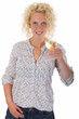 Junge Frau trinkt Wein