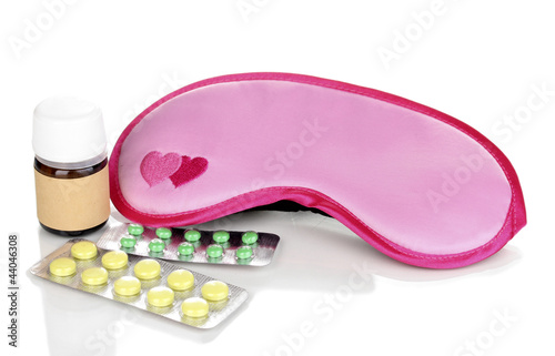 Foto: Sleeping mask and tablets isolated on white Sleeping mask and tablets isolated on white