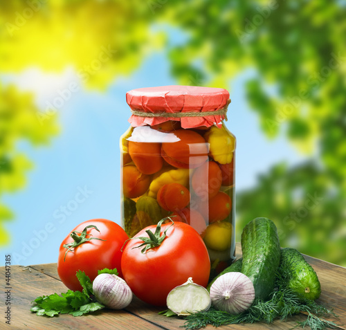 Foto: canned vegetables and fresh against the backdrop of nature canned vegetables and fresh against the backdrop of nature