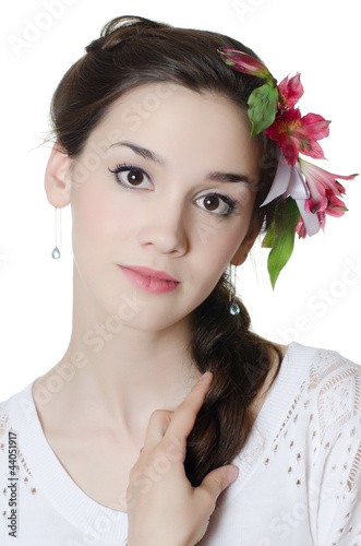 Foto: Portrait of the beautiful girl with flowers in hair Portrait of the beautiful girl with flowers in hair