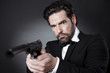 Geheimagent James Bond 007 mit Pistole im Anschlag