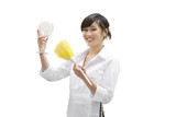 Foto: Portrait of a happy female house cleaner dusting glass with feather duster over white background Portrait of a happy female house cleaner dusting glass with feather duster over white background