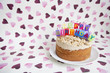 Foto: Close-up of birthday candles on cake over heart shaped background Close-up of birthday candles on cake over heart shaped background