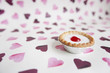 Foto: Close-up of cupcake over heart shaped background Close-up of cupcake over heart shaped background