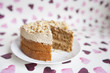 Foto: Close-up of cake with missing piece over heart shaped background Close-up of cake with missing piece over heart shaped background