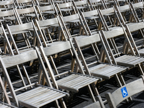 Photo: Stuhlreihen mit Behindertenplatz Stuhlreihen mit Behindertenplatz
