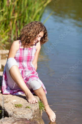 Photo: mädchen badet füße see mädchen badet füße see
