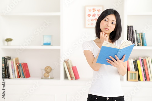 Photo: 読書をする女性 読書をする女性